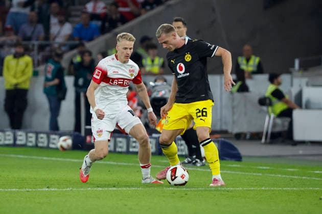 Chris Führich, Fuhrich (VfB Stuttgart, 10) und Julian Ryerson (BVB Dortmund, 26) im Kampf um den Ball , Deutschland, Fussball, 1. Bundesliga, 4.Spieltag, 2026 2027, VfB Stuttgart vs. Borussia Dortmund, 19.09.2026, Stuttgart MHP Arena Deutschland Copyright: xGrantxHubbsx