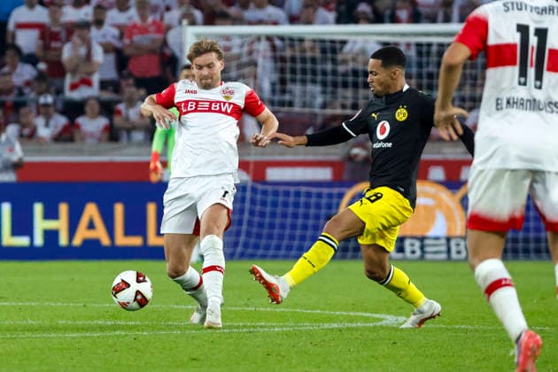 Maximilian Mittelstädt, Mittelstadt (VfB Stuttgart, 07) und Ethan Nwaneri (BVB Dortmund, 18) im Kampf um den Ball , Deutschland, Fussball, 1. Bundesliga, 4.Spieltag, 2026 2027, VfB Stuttgart vs. Borussia Dortmund, 19.09.2026, Stuttgart MHP Arena Deutschland Copyright: xGrantxHubbsx