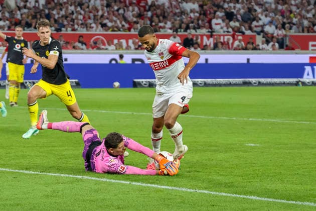 Gregor Kobel (BVB Dortmund, 01) und Josha Vagnoman (VfB Stuttgart, 04) im Zweikampf , Deutschland, Fussball, 1. Bundesliga, 4.Spieltag, 2026 2027, VfB Stuttgart vs. Borussia Dortmund, 19.09.2026, Stuttgart MHP Arena Deutschland Copyright: xGrantxHubbsx