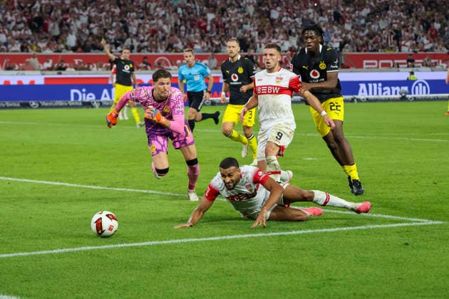 Gregor Kobel (BVB Dortmund, 01) und Josha Vagnoman (VfB Stuttgart, 04) im Zweikampf , Deutschland, Fussball, 1. Bundesliga, 4.Spieltag, 2026 2027, VfB Stuttgart vs. Borussia Dortmund, 19.09.2026, Stuttgart MHP Arena Deutschland Copyright: xGrantxHubbsx