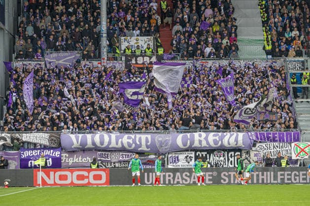 19.09.2026 Fußball 2. Bundesliga Männer Saison 2026 2027 6. Spieltag Holstein Kiel - VFL Osnabrück (Kiel in Blau-Weiß, Osnabrück in Weiß-Violett) Gästefanblock des VFL Osnabrück in Kiel Kiel Holstein Stadion, Westring 501 Schleswig Holstein Deutschland