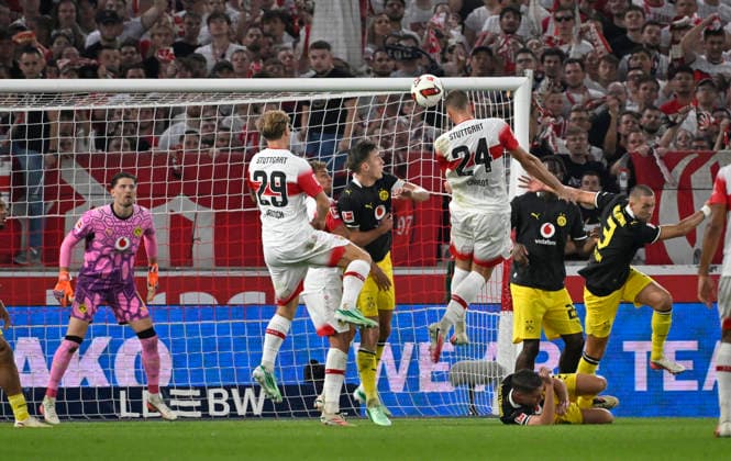 Strafraumszene, Torraumszene Torschuss Aktion Torchance Jeff Chabot VfB Stuttgart (24) gegen Torwart Gregor Kobel Borussia Dortmund BVB (01) VfB Stuttgart vs Borussia Dortmund BVB 19.09.2026 DFL REGULATIONS PROHIBIT ANY USE OF PHOTOGRAPHS AS IMAGE SEQUENCES AND OR QUASI-VIDEO VfB Stuttgart vs Borussia Dortmund BVB