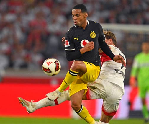 19.09.2026, Fussball 1. Bundesliga 2026 2027, 4.Spieltag, VfB Stuttgart - Borussia Dortmund, in der MHP-Arena Stuttgart, v.l. Ethan Nwaneri (Borussia Dortmund) gegen Maximilian Mittelstädt (Stuttgart)