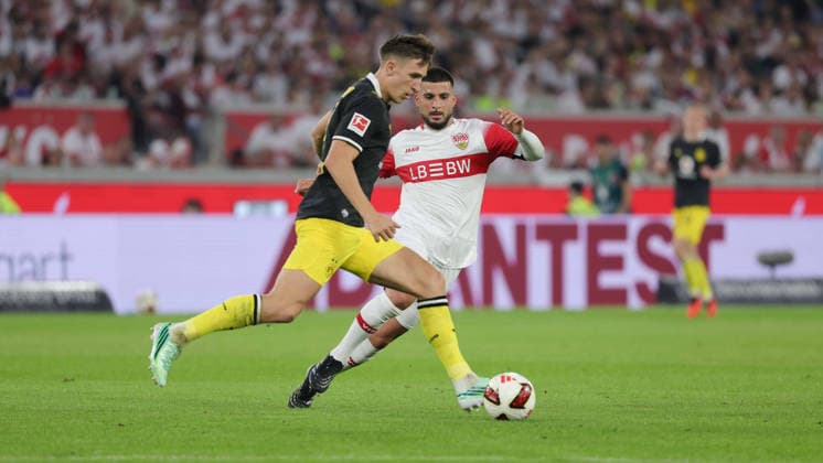 19.09.2026, Deutschland, Stuttgart, Fußball Bundesliga, VfB Stuttgart vs. Borussia Dortmund, Nico Schlotterbeck (Dortmund) Deniz Undav (VfB)