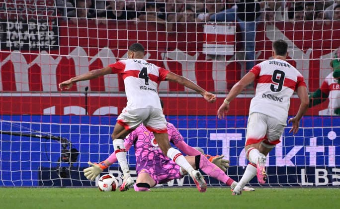 Strafraumszene, Torraumszene Torschuss Aktion Torchance Josha Vagnoman VfB Stuttgart (04) gegen Torwart Gregor Kobel Borussia Dortmund BVB (01) Ermedin Demirovic VfB Stuttgart (09) VfB Stuttgart vs Borussia Dortmund BVB 19.09.2026 DFL REGULATIONS PROHIBIT ANY USE OF PHOTOGRAPHS AS IMAGE SEQUENCES AND OR QUASI-VIDEO VfB Stuttgart vs Borussia Dortmund BVB