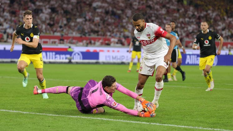 19.09.2026, Deutschland, Stuttgart, Fußball Bundesliga, VfB Stuttgart vs. Borussia Dortmund, Gregor Kobel (Dortmund) Josha Vagnoman (VfB)