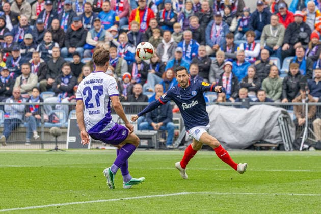 19.09.2026 Fußball 2. Bundesliga Männer Saison 2026 2027 6. Spieltag Holstein Kiel - VFL Osnabrück (Kiel in Blau-Weiß, Osnabrück in Weiß-Violett) Robin Fabinski (li.), Steven Skrzybski Kiel Holstein Stadion, Westring 501 Schleswig Holstein Deutschland