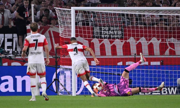 Strafraumszene, Torraumszene Torschuss Aktion Torchance Josha Vagnoman VfB Stuttgart (04) gegen Torwart Gregor Kobel Borussia Dortmund BVB (01) Maximilian Mittelstaedt VfB Stuttgart (07) VfB Stuttgart vs Borussia Dortmund BVB 19.09.2026 DFL REGULATIONS PROHIBIT ANY USE OF PHOTOGRAPHS AS IMAGE SEQUENCES AND OR QUASI-VIDEO VfB Stuttgart vs Borussia Dortmund BVB