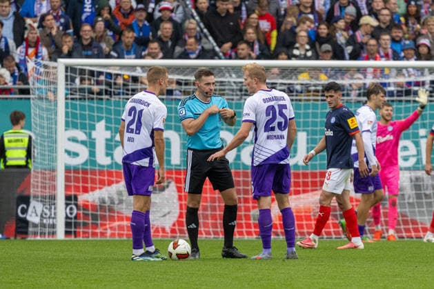 19.09.2026 Fußball 2. Bundesliga Männer Saison 2026 2027 6. Spieltag Holstein Kiel - VFL Osnabrück (Kiel in Blau-Weiß, Osnabrück in Weiß-Violett) Adrian Beck (li.) und Niklas Wiemann im Gespräch mit Schiedsrichter Tom Bauer Kiel Holstein Stadion, Westring 501 Schleswig Holstein Deutschland