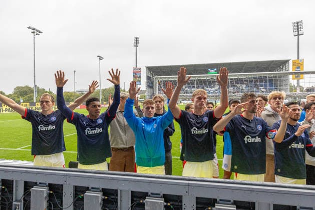 19.09.2026 Fußball 2. Bundesliga Männer Saison 2026 2027 6. Spieltag Holstein Kiel - VFL Osnabrück (Kiel in Blau-Weiß, Osnabrück in Weiß-Violett) Der Kieler Fanblock schwört seine Mannschaft nach dem Osnabrück-Spiel auf die Länderspielpause und das kommende Auswärtsspiel bei Eintracht Braunschweig am 09.10.26 ein Kiel Holstein Stadion, Westring 501 Schleswig Holstein Deutschland