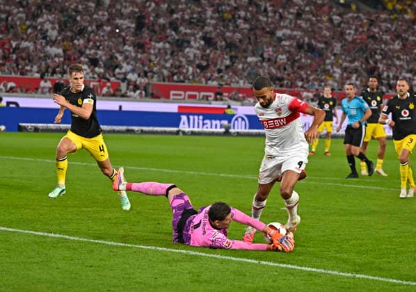 19.09.2026, Fussball 1. Bundesliga 2026 2027, 4.Spieltag, VfB Stuttgart - Borussia Dortmund, in der MHP-Arena Stuttgart,Torwart Gregor Kobel (Borussia Dortmund) gegen Josha Vagnoman (Stuttgart)