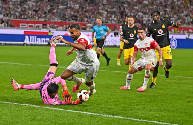 19.09.2026, Fussball 1. Bundesliga 2026 2027, 4.Spieltag, VfB Stuttgart - Borussia Dortmund, in der MHP-Arena Stuttgart,Torwart Gregor Kobel (Borussia Dortmund) gegen Josha Vagnoman (Stuttgart)