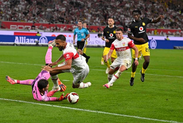 19.09.2026, Fussball 1. Bundesliga 2026 2027, 4.Spieltag, VfB Stuttgart - Borussia Dortmund, in der MHP-Arena Stuttgart,Torwart Gregor Kobel (Borussia Dortmund) gegen Josha Vagnoman (Stuttgart)