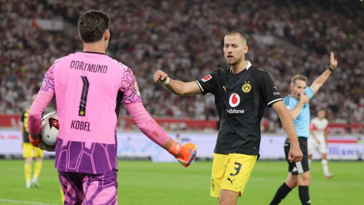 19.09.2026, Deutschland, Stuttgart, Fußball Bundesliga, VfB Stuttgart vs. Borussia Dortmund, Gregor Kobel (Dortmund) Waldemar Anton (Dortmund)
