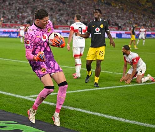 Sport Bilder des Tages 19.09.2026, Fussball 1. Bundesliga 2026 2027, 4.Spieltag, VfB Stuttgart - Borussia Dortmund, in der MHP-Arena Stuttgart, Torwart Gregor Kobel (Borussia Dortmund) und Joane Gadou (Borussia Dortmund)