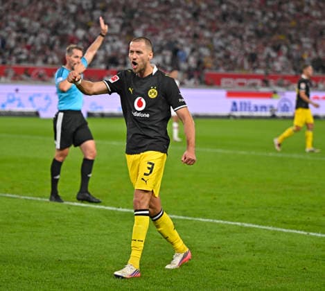 19.09.2026, Fussball 1. Bundesliga 2026 2027, 4.Spieltag, VfB Stuttgart - Borussia Dortmund, in der MHP-Arena Stuttgart, Waldemar Anton (Borussia Dortmund) unzufrieden.