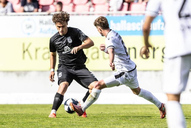 SV Sandhausen vs. SSV Ulm 1846 Fußball, Fussball, Regionalliga Südwest, 8. Spieltag, Stadion am Hardtwald Sandhausen 19.09.26 v.l. Leander Nicolas Popp (SSV Ulm 1846 Fussball, 33), Niklas Tarnat (SV Sandhausen, 6) SV Sandhausen vs. SSV Ulm 1846 Fußball, Fussball, Regionalliga Südwest, 8. Spieltag, Stadion am Hardtwald Sandhausen 19.09.26 Foto: Lucca Fundel Sandhausen Stadion am Hardtwald Baden-Württemberg Deutschland