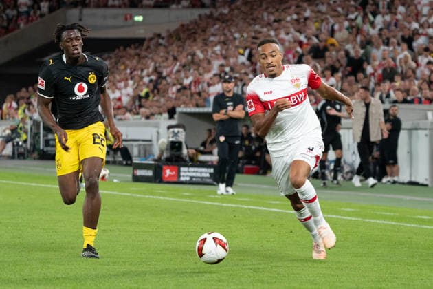 Zweikampf Lorenz Assignon (VfB Stuttgart, 22), Jamie Leweling (VfB Stuttgart, 18), GER, VfB Stuttgart vs. Borussia Dortmund, Fussball, 1. Bundesliga, 4. Spieltag, Spielzeit 2026 2027, 19.09.2026, DFL REGULATIONS PROHIBIT ANY USE OF PHOTOGRAPHS AS IMAGE SEQUENCES AND OR QUASI-VIDEO, GER, VfB Stuttgart vs. Borussia Dortmund, Fussball, 1. Bundesliga, 4. Spieltag, Spielzeit 2026 2027, 19.09.2026, Stuttgart Copyright: xEibner-Pressefoto EdwardxCheungx EP_ECG