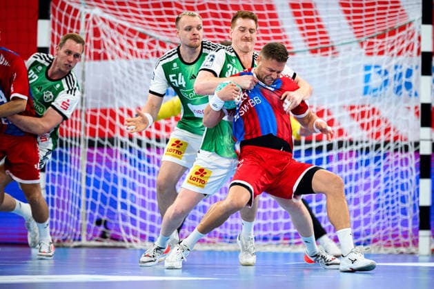 Bietigheim: HBL - 26 27 - SG BBM Bietigheim - TSV Hannover-Burgdorf v. li. im Zweikampf Lukas Stutzke (Hannover) und Fabian Wiederstein (Bietigheim) Bietigheim-Bissingen Egetrans Arena Baden-Württemberg Deutschland