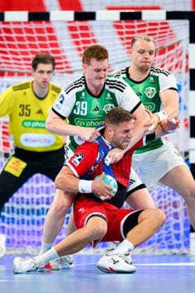 Bietigheim: HBL - 26 27 - SG BBM Bietigheim - TSV Hannover-Burgdorf v. li. im Zweikampf Lukas Stutzke (Hannover) und Fabian Wiederstein (Bietigheim) Bietigheim-Bissingen Egetrans Arena Baden-Württemberg Deutschland