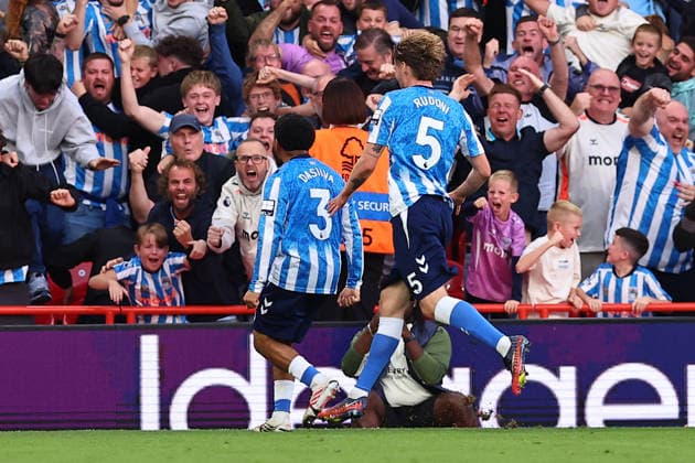 Nottingham Forest v Coventry City, Premier League Jay Dasilva of Coventry City celebrates his opening goal with teammates 1-0 during the Nottingham Forest v Coventry City Premier League match at the City Ground, West Bridgford, England on 19 September 2026 Credit: Ryan Crockett Every Second Media Editorial use only. All images are copyright Every Second Media Limited. No images may be reproduced without prior permission. All rights reserved. Premier League and Football League images are subject to licensing agreements with Football DataCo Limited. see https: www.football-dataco.com Copyright: xIMAGO EveryxSecondxMediax ESM-2175-0075 RyanxCrockettx xEveryxSecondxMediax