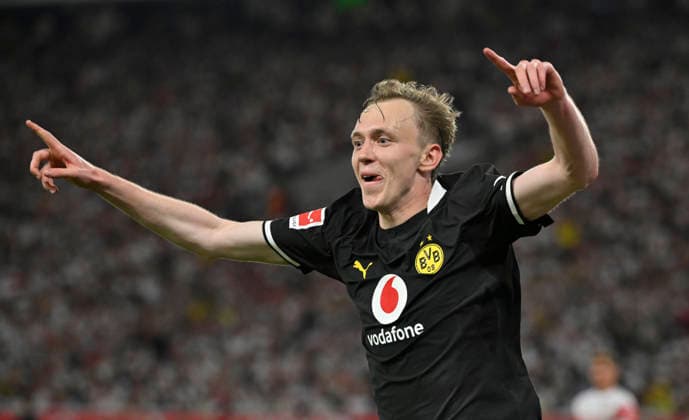 TOR zum 0:1 Maximilian Beier Borussia Dortmund BVB (14) Torjubel Gestik Geste VfB Stuttgart vs Borussia Dortmund BVB 19.09.2026 DFL REGULATIONS PROHIBIT ANY USE OF PHOTOGRAPHS AS IMAGE SEQUENCES AND OR QUASI-VIDEO VfB Stuttgart vs Borussia Dortmund BVB