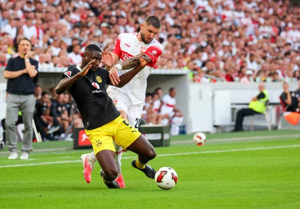 19.09.2026, Deutschland, Stuttgart, Fußball Bundesliga, VfB Stuttgart vs. Borussia Dortmund, v.l. Serhou Guirassy (BVB), Jeff Chabot (VfB)