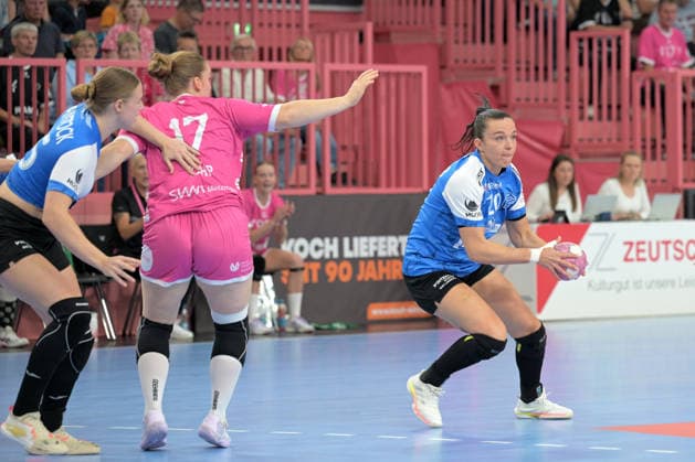 Jana Scheib (Thueringer HC, 20) am Ball gegen Charlotte Kaehr (TusSies Metzingen, 17) TusSies Metzingen vs. Thueringer HC , Handball, Alsco HBF, 04..Ligaspieltag, Saison 2026 2027, 19.09.2026 TusSies Metzingen vs. Thueringer HC , Handball, Alsco HBF, 04..Ligaspieltag, Saison 2026 2027, 19.09.2026 Tuebingen Copyright: xEibner-Pressefotox EP_TBR