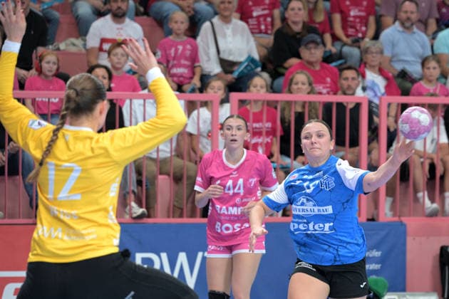 Sabrina Troester (Thueringer HC, 19) beim Torwurf gegen Marie Kristin Weiss (TusSies Metzingen, 12) im Tor TusSies Metzingen vs. Thueringer HC , Handball, Alsco HBF, 04..Ligaspieltag, Saison 2026 2027, 19.09.2026 TusSies Metzingen vs. Thueringer HC , Handball, Alsco HBF, 04..Ligaspieltag, Saison 2026 2027, 19.09.2026 Tuebingen Copyright: xEibner-Pressefotox EP_TBR