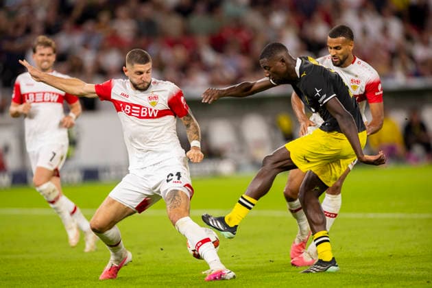 19.09.2026, Fussball, 4. Spieltag der 1. Fussball Bundesliga, VfB Stuttgart - Borussia Dortmund. v. l. Julian Jeffrey Jeff Gaston Chabot (VfB Stuttgart), Serhou Guirassy (Borussia Dortmund). Stuttgart MHP Arena Baden-Württemberg Deutschland xRHR-FOTO DEx Copyright: DennisxEwert RHR-FOTOx RHR-FOTO DE