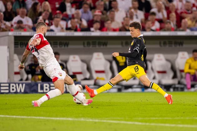 19.09.2026, Fussball, 4. Spieltag der 1. Fussball Bundesliga, VfB Stuttgart - Borussia Dortmund. v. l. Julian Jeffrey Jeff Gaston Chabot (VfB Stuttgart), Konstantinos Karetsas (Borussia Dortmund). Stuttgart MHP Arena Baden-Württemberg Deutschland xRHR-FOTO DEx Copyright: DennisxEwert RHR-FOTOx RHR-FOTO DE
