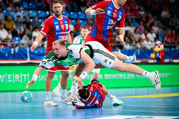Bietigheim: HBL - 26 27 - SG BBM Bietigheim - TSV Hannover-Burgdorf Justus Fischer (Hannover), Dominik Claus (Bietigheim), Nikola Vlahovic (Bietigheim) Bietigheim-Bissingen Egetrans Arena Baden-Württemberg Deutschland