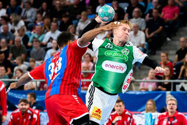 Bietigheim: HBL - 26 27 - SG BBM Bietigheim - TSV Hannover-Burgdorf v.li. Djibril M™Bengue (Bietigheim), Jonathan Edvardsson (Hannover) Bietigheim-Bissingen Egetrans Arena Baden-Württemberg Deutschland