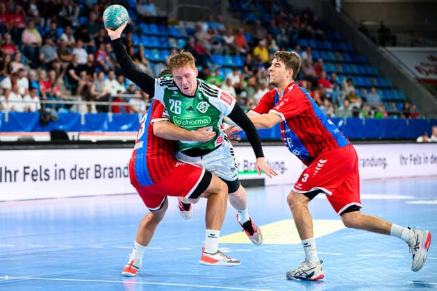 Bietigheim: HBL - 26 27 - SG BBM Bietigheim - TSV Hannover-Burgdorf v. li. im Zweikampf Marcus Norrbrink (Bietigheim), Jonathan Edvardsson (Hannover), Nikola Vlahovic (Bietigheim) Bietigheim-Bissingen Egetrans Arena Baden-Württemberg Deutschland