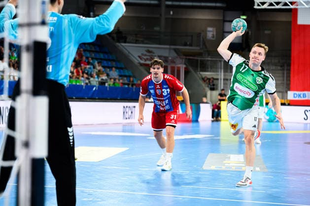 Bietigheim: HBL - 26 27 - SG BBM Bietigheim - TSV Hannover-Burgdorf v.li. Torhueter Martin Tomovski (Bietigheim), Leif Tissier (Hannover) Bietigheim-Bissingen Egetrans Arena Baden-Württemberg Deutschland