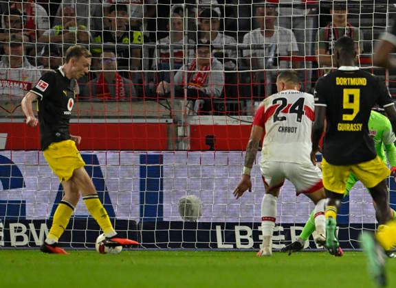 19.09.2026, Fussball 1. Bundesliga 2026 2027, 4.Spieltag, VfB Stuttgart - Borussia Dortmund, in der MHP-Arena Stuttgart, Torwart Fabian Bredlow (Stuttgart) kassiert das 0:1 von Maximilian Beier (Borussia Dortmund)