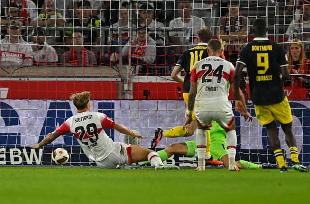 19.09.2026, Fussball 1. Bundesliga 2026 2027, 4.Spieltag, VfB Stuttgart - Borussia Dortmund, in der MHP-Arena Stuttgart, Torwart Fabian Bredlow (Stuttgart) kassiert das 0:1 von Maximilian Beier (Borussia Dortmund)