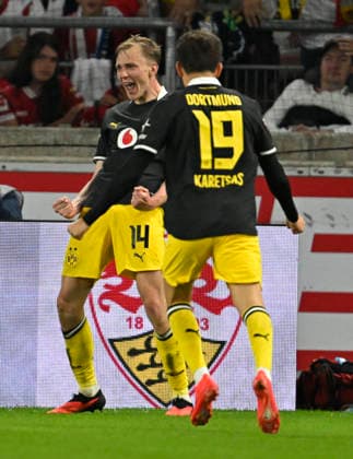 19.09.2026, Fussball 1. Bundesliga 2026 2027, 4.Spieltag, VfB Stuttgart - Borussia Dortmund, in der MHP-Arena Stuttgart, Torjubel v.l. Maximilian Beier (Borussia Dortmund) und Konstantinos Karetsas (Borussia Dortmund)