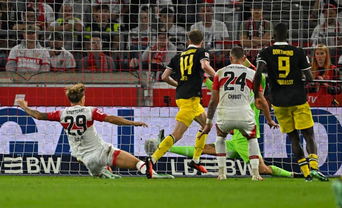 19.09.2026, Fussball 1. Bundesliga 2026 2027, 4.Spieltag, VfB Stuttgart - Borussia Dortmund, in der MHP-Arena Stuttgart, Torwart Fabian Bredlow (Stuttgart) kassiert das 0:1 von Maximilian Beier (Borussia Dortmund)
