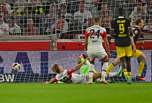19.09.2026, Fussball 1. Bundesliga 2026 2027, 4.Spieltag, VfB Stuttgart - Borussia Dortmund, in der MHP-Arena Stuttgart, Torwart Fabian Bredlow (Stuttgart) kassiert das 0:1 von Maximilian Beier (Borussia Dortmund)