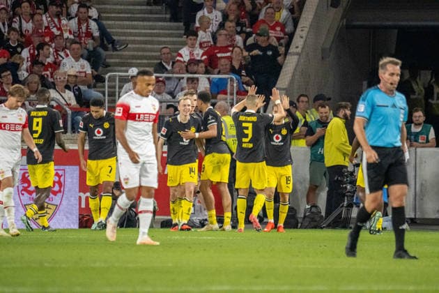 19.09.2026, xdaymx, Fussball 1.Bundesliga, VfB Stuttgart - Borussia Dortmund. Torjubel von Maximilian Beier (Borussia Dortmund) nach seinem Treffer zur 0:1 Führung mit der Mannschaft. (DFL DFB REGULATIONS PROHIBIT ANY USE OF PHOTOGRAPHS as IMAGE SEQUENCES and or QUASI-VIDEO) Stuttgart