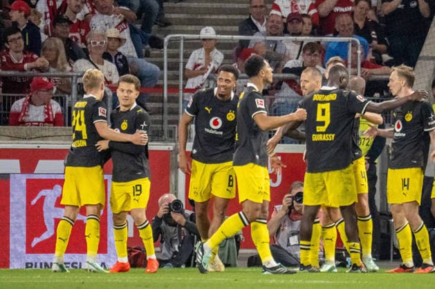 19.09.2026, xdaymx, Fussball 1.Bundesliga, VfB Stuttgart - Borussia Dortmund. Torjubel von Maximilian Beier (Borussia Dortmund) nach seinem Treffer zur 0:1 Führung mit der Mannschaft. (DFL DFB REGULATIONS PROHIBIT ANY USE OF PHOTOGRAPHS as IMAGE SEQUENCES and or QUASI-VIDEO) Stuttgart