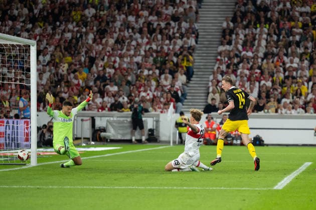 19.09.2026, GER, Fussball, Herren, 1. Bundesliga, Saison 2026 2027, 4. Spieltag, VfB Stuttgart vs. Borussia Dortmund Tor zum 0:1 durch Maximilian Beier ( Borussia Dortmund, 14 ), li. Fabian Bredlow ( VfB Stuttgart, 01 ), Finn Jeltsch ( VfB Stuttgart, 29 ). DFB DFL regulations prohibit any use of photographs as image sequences and or quasi-video. Stuttgart MHP Arena Baden-Württemberg Deutschland Copyright: xNordphoto WolfgangxFrankx