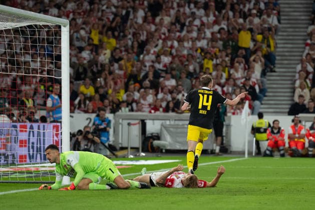 19.09.2026, GER, Fussball, Herren, 1. Bundesliga, Saison 2026 2027, 4. Spieltag, VfB Stuttgart vs. Borussia Dortmund Tor zum 0:1 durch Maximilian Beier ( Borussia Dortmund, 14 ), Jubel, Torjubel, bejubelt sein Tor. li. Fabian Bredlow ( VfB Stuttgart, 01 ), DFB DFL regulations prohibit any use of photographs as image sequences and or quasi-video. Stuttgart MHP Arena Baden-Württemberg Deutschland Copyright: xNordphoto WolfgangxFrankx