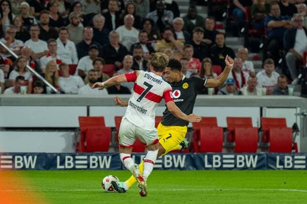 19.09.2026: Fußball: VfB Stuttgart - Borussia Dortmund, 4. Spieltag der 1. Bundesliga in der MHP Arena Jobe Bellingham (Borussia Dortmund, 7) VS Maximilian Mittelstadt (VfB Stuttgart, 7) Flanke for dem 1:0 für Dortmund WICHTIGER HINWEIS: Gemäß den Vorgaben der DFL und des DFB ist es untersagt, in dem Stadion und oder vom Spiel angefertigte Fotoaufnahmen in Form von Sequenzbildern und oder videoähnlichen Fotostrecken zu verwerten bzw. verwerten zu lassen. Copyright: xJamesxZabelx