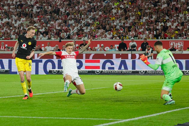 Im Bild: Das Tor zum 0:1, v.li. Torschuetze Maximilian Beier (Borussia Dortmund, 14), Finn Jeltsch (VfB Stuttgart, 29) und Torwart Fabian Bredlow (VfB Stuttgart, 1) 19.09.2026, VfB Stuttgart - Borussia Dortmund, 1. Bundesliga, 4. Spieltag, Deutschland, Stuttgart, MHP Arena, DFL REGULATIONS PROHIBIT ANY USE OF PHOTOGRAPHS AS IMAGE SEQUENCES AND OR QUASI-VIDEO. Copyright: HMBxMedia xJulienxBecker