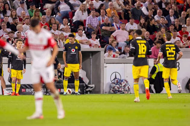 19.09.2026, Fussball, 4. Spieltag der 1. Fussball Bundesliga, VfB Stuttgart - Borussia Dortmund. v. l. Konstantinos Karetsas (Borussia Dortmund), Jobe Bellingham (Borussia Dortmund) werden eingewechselt. Stuttgart MHP Arena Baden-Württemberg Deutschland xRHR-FOTO DEx Copyright: DennisxEwert RHR-FOTOx RHR-FOTO DE