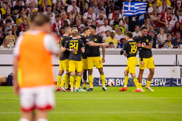 19.09.2026, Fussball, 4. Spieltag der 1. Fussball Bundesliga, VfB Stuttgart - Borussia Dortmund. Die Spieler des BVB bejubeln das Tor zum 0:1 durch Maximilian Beier (Borussia Dortmund). Stuttgart MHP Arena Baden-Württemberg Deutschland xRHR-FOTO DEx Copyright: DennisxEwert RHR-FOTOx RHR-FOTO DE