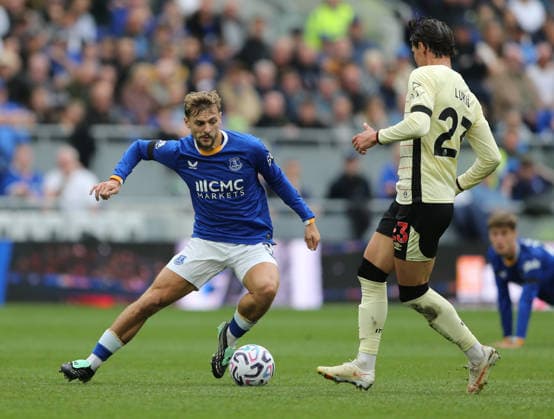 LIVERPOOL, ENGLAND, SEPTEMBER 19: Kiernan Dewsbury-Hall of Everton FC dribbles past SaÅ¡a LukiÄ? of Ipswich Town during the Premier League 2026 27 match between Everton and Ipswich Town at the Hill Dickinson Stadium in Liverpool, England. (Photo by Barkley Costello Sports Press Photo) (Barkley Costello Sports Press Photo SPP) Copyright: xBarkleyxCostello SportsxPressxPhotox xSPPx spp-en-BaCoPrPh-SPP26a_barkleyc_1609_ 030