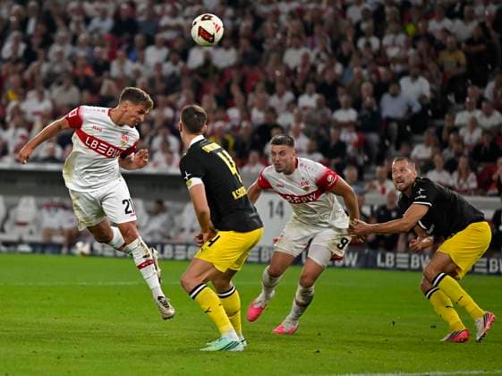 19.09.2026, Fussball 1. Bundesliga 2026 2027, 4.Spieltag, VfB Stuttgart - Borussia Dortmund, in der MHP-Arena Stuttgart, Grischa Prömel (Stuttgart) , Nico Schlotterbeck (Borussia Dortmund) Ermedin Demirovic (Stuttgart) und Waldemar Anton (Borussia Dortmund)